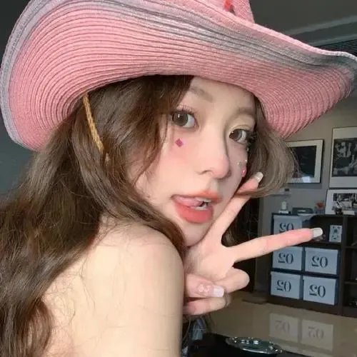 情薄似流云，红颜洽春风